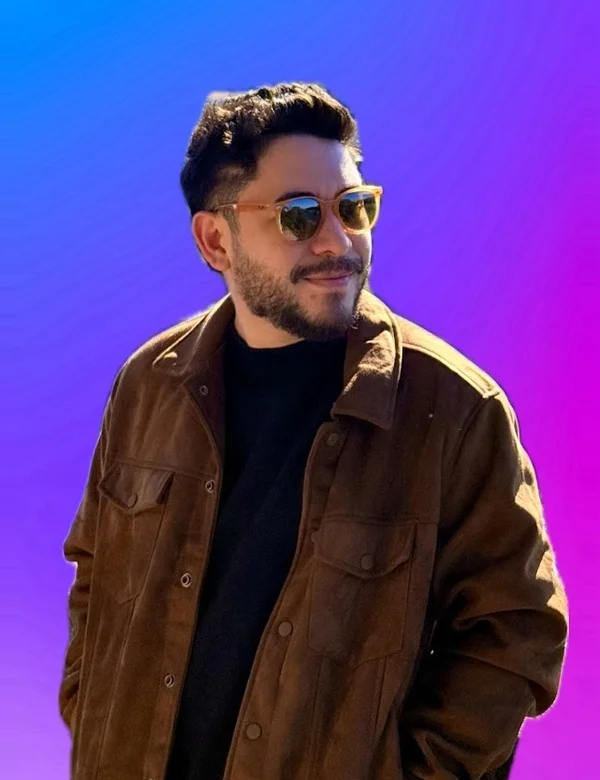 Felipe Nogtech, de óculos escuros e jaqueta